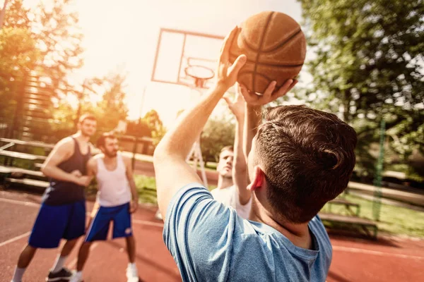 Vier Basketballspieler Trainieren Unter Freiem Himmel Selektiver Fokus Fokus Auf — Stockfoto