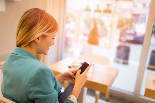 Hermosa Joven Sonriente Mujer Usando Teléfono Inteligente Café —  Fotos de Stock