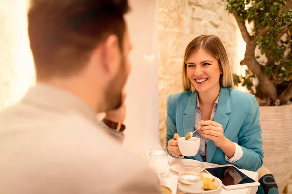 Jóvenes Empresarios Sonrientes Descanso Café Están Tomando Café Hablando Con —  Fotos de Stock