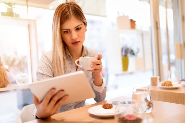 Junge Lächelnde Geschäftsfrau Bei Einer Pause Einem Café Trinkt Kaffee — Stockfoto