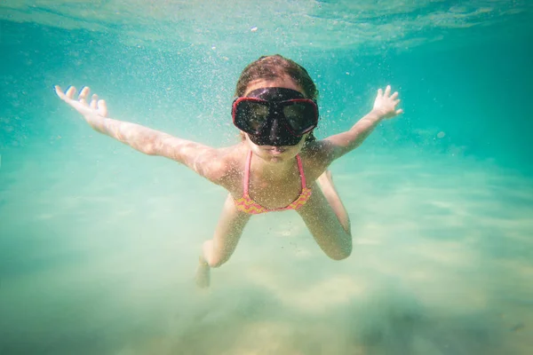 Schönes Kleines Mädchen Taucht Mit Maske Unter Wasser Meer — Stockfoto