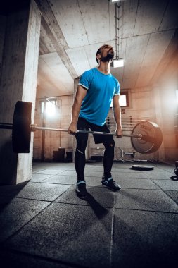 Genç kaslı adam deadlift egzersiz jimnastik salonu için hazır.