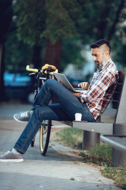 Yakışıklı adam ara çalışma