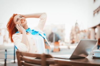 Başarılı işkadını sokak bir kafede kahve molası telefon kullanma.