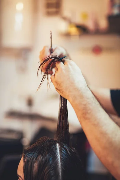 Close Mãos Homem Cabeleireiro Cortar Cabelo Uma Mulher — Fotografia de Stock