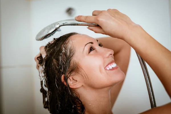 Bela Jovem Sorrindo Mulher Lavando Cabelo Enquanto Tomava Banho Sob — Fotografia de Stock