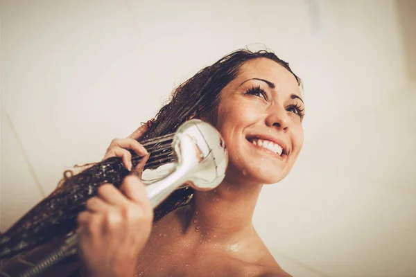 Portret Pięknej Młodej Kobiety Uśmiechający Się Cieszyć Kabinę Prysznicową — Zdjęcie stockowe
