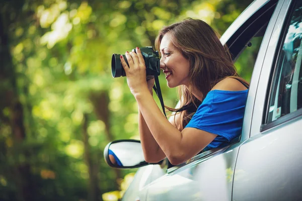 Joven Hermosa Mujer Sentada Coche Bosque Tomando Fotos Con Cámara — Foto de Stock