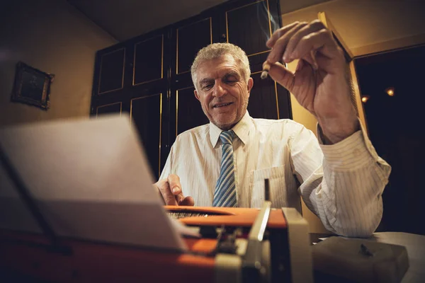 Pisarz Retro Starszy Mężczyzna Papierosem Ręku Siedząc Przy Biurku Czytanie — Zdjęcie stockowe