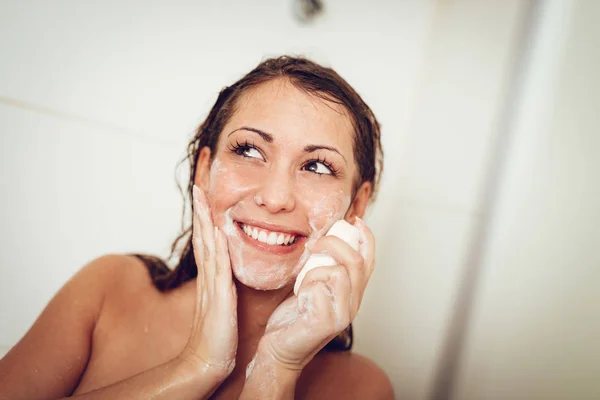 Όμορφη Νεαρή Γυναίκα Χαμογελαστή Πλύσιμο Πρόσωπό Της Σαπούνι Στο Μπάνιο — Φωτογραφία Αρχείου