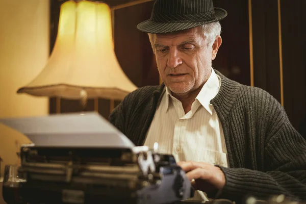 Retro Escritor Sênior Com Chapéu Escrevendo Máquina Escrever Obsolete — Fotografia de Stock