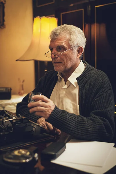 Retro Hombre Mayor Escritor Con Gafas Sentado Escritorio Lado Máquina —  Fotos de Stock