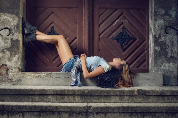 Ganska Ung Kvinna Kort Jeans Med Långt Hår Liggande Sten — Stockfoto