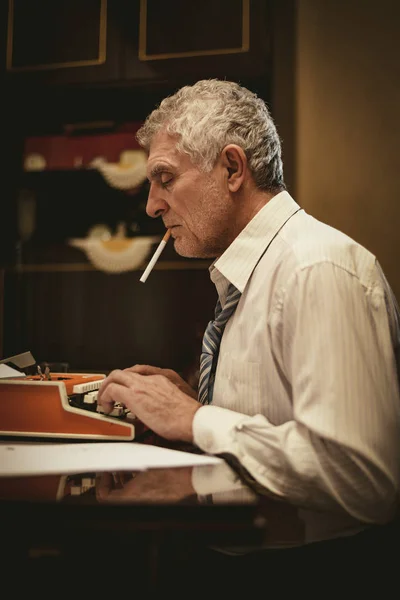 Retro Escritor Sênior Com Cigarro Boca Escrevendo Máquina Escrever Obsoleta — Fotografia de Stock