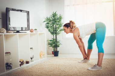 Düz, TV online kişisel antrenörle germe egzersiz yaparak güzel kas kız.