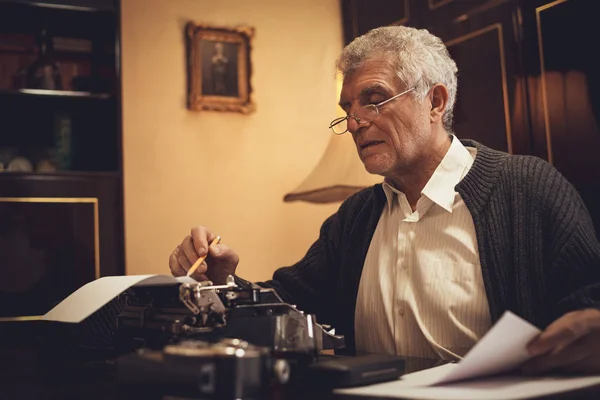 Ein Altgedienter Schriftsteller Mit Brille Und Bleistift Der Hand Sitzt — Stockfoto