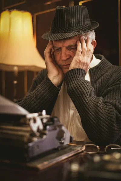 Worried Retro Senior Man Writer Hat Sitting Desk Looking Text — Stock Photo, Image