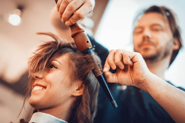 Primer Plano Peluquero Masculino Haciendo Rizos Pelo Largo Castaño Con — Foto de Stock