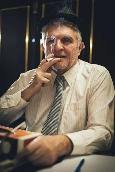 Retro Senior Mannen Författare Med Hatt Och Cigg Munnen Tänkande — Stockfoto