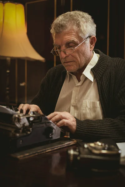 Retro Senior Man Writer Con Occhiali Scrittura Macchina Scrivere Obsoleta — Foto Stock