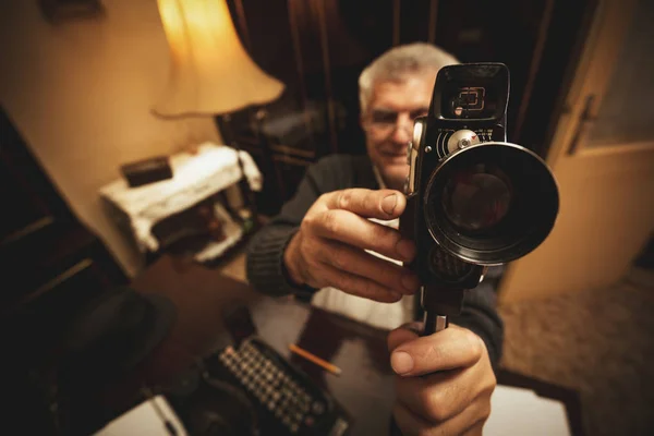高级男子手持老式的电影相机 选择性聚焦 — 图库照片