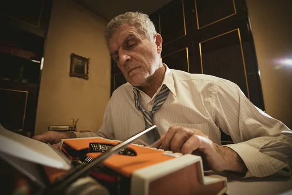 Retro Senior Man Writer Reding Something Writing Obsolete Typewriter — Stock Photo, Image