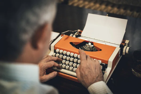Πίσω Όψη Από Χέρια Των Ανδρών Ανώτερος Πληκτρολογώντας Παρωχημένες Γραφομηχανή — Φωτογραφία Αρχείου