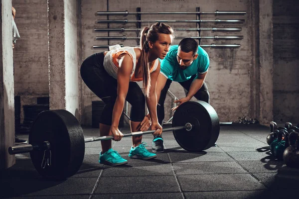 Mujer Joven Haciendo Ejercicio Duro Gimnasio Con Entrenador —  Fotos de Stock