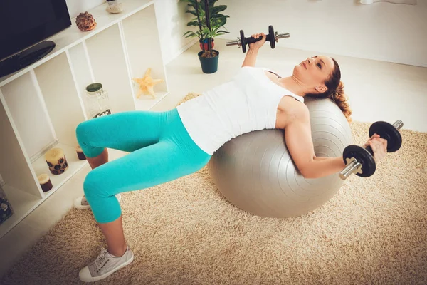 Schönes Muskulöses Mädchen Beim Workout Mit Der Hantel Der Wohnung — Stockfoto