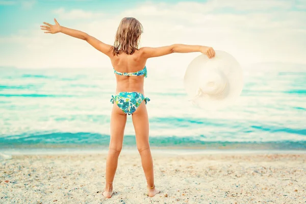 Menina Bonito Desfrutando Praia Ela Está Colocando Segurando Chapéu Branco — Fotografia de Stock