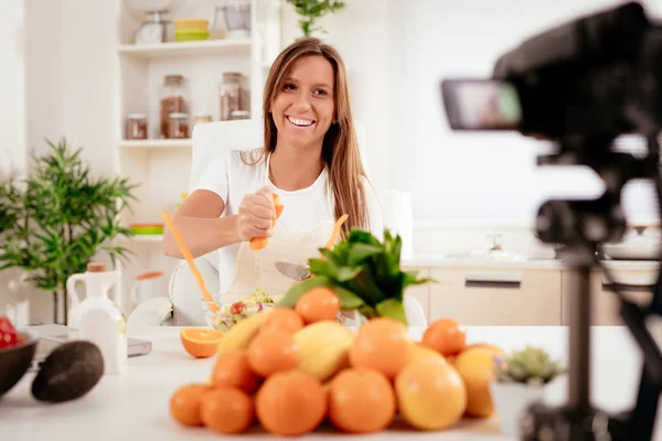 Mulher Bonita Filmando Seu Blog Transmitido Sobre Comida Saudável Casa — Fotografia de Stock