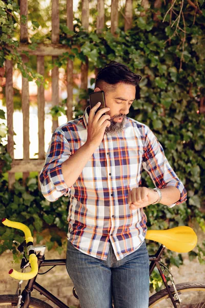 Hombre Negocios Casual Con Bicicleta Hablando Teléfono Inteligente —  Fotos de Stock