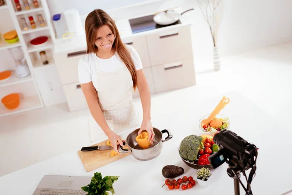 Mulher Bonita Filmando Seu Blog Transmitido Sobre Comida Saudável Casa — Fotografia de Stock