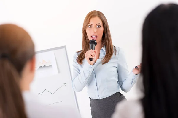 Empresarios Reunidos Una Oficina Joven Empresaria Pie Frente Rotafolio Con — Foto de Stock