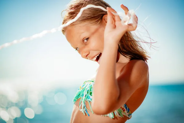 Cute Little Girl Enjoying Beach She Poosing Looking Camera Smile — Stock Photo, Image