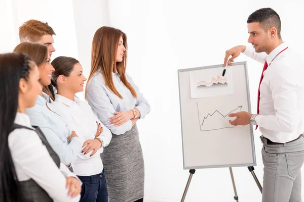 Geschäftsleute Die Sich Einem Büro Treffen Jungunternehmer Steht Vor Flipchart — Stockfoto