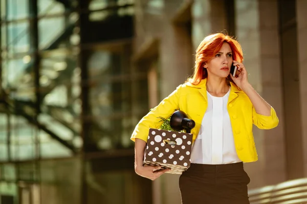 Ernsthafte Nachdenkliche Geschäftsfrau Die Büroviertel Spazieren Geht Und Mit Einem — Stockfoto