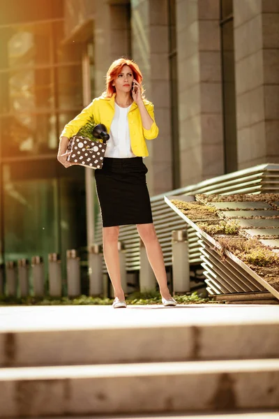 Serious Pensive Businesswoman Walking Office District Talking Smartphone Box Full — Stock Photo, Image
