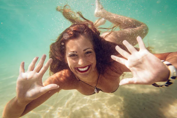 Mulher Bonita Mergulhando Debaixo Água Mar Olhando Para Câmera — Fotografia de Stock