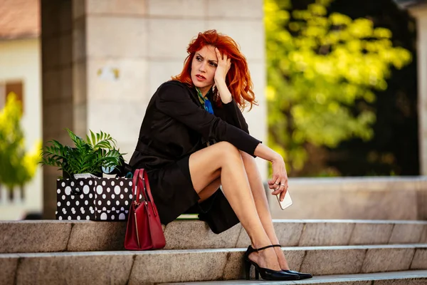 Ernsthafte Nachdenkliche Geschäftsfrau Die Auf Der Treppe Neben Einer Kiste — Stockfoto