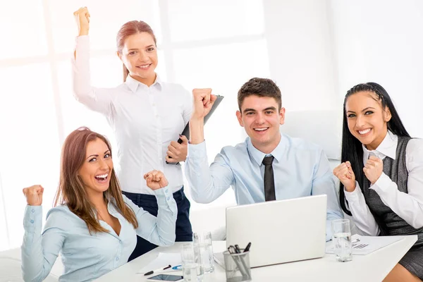 Başarılı Genç Dizüstü Ofiste Çalışan Arkadaşları Gülümseyerek — Stok fotoğraf