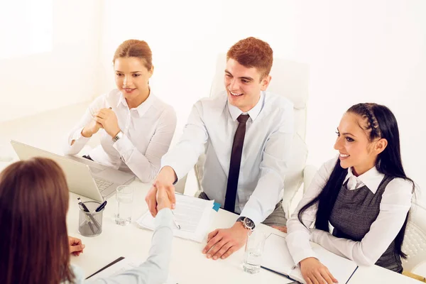 Joven Empresaria Frente Comisión Que Tiene Una Entrevista Trabajo — Foto de Stock