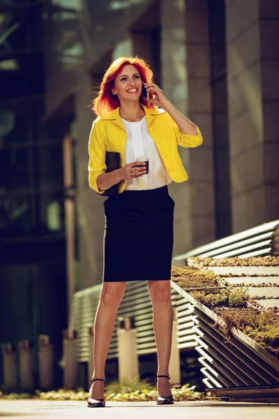 Sorrindo Empresária Bem Sucedida Usando Smartphone Coffee Break Distrito Escritórios — Fotografia de Stock
