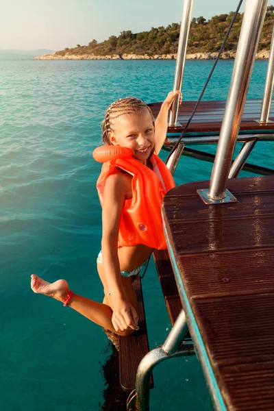 Carino Sorridente Bambina Con Gilet Nuoto Posa Sulla Barca Vela — Foto Stock