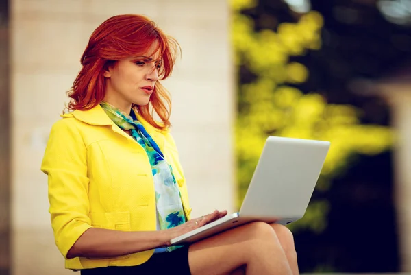 Mujer Negocios Estresada Trabajando Portátil Distrito Oficinas — Foto de Stock