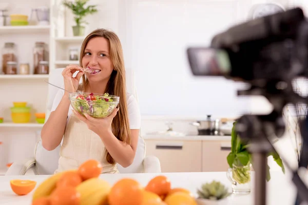 Mulher Bonita Filmando Seu Blog Transmitido Sobre Comida Saudável Casa — Fotografia de Stock