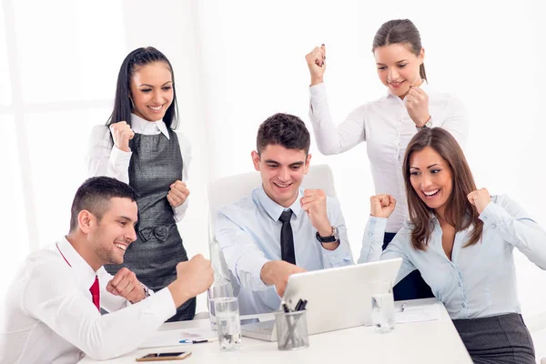 Jóvenes Colegas Sonrientes Exitosos Trabajando Portátil Oficina —  Fotos de Stock