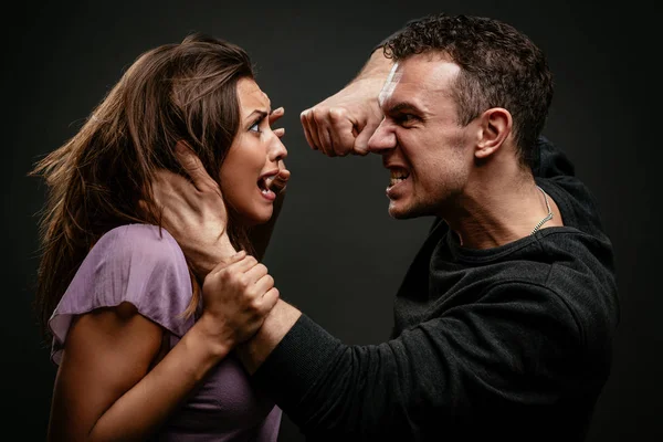 Irritado Marido Agressivo Tentando Bater Sua Esposa — Fotografia de Stock