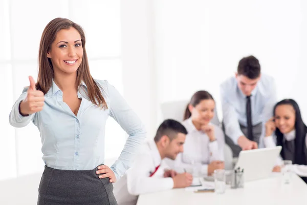 Die Erfolgreiche Junge Geschäftsfrau Steht Stolz Büro Und Blickt Die — Stockfoto