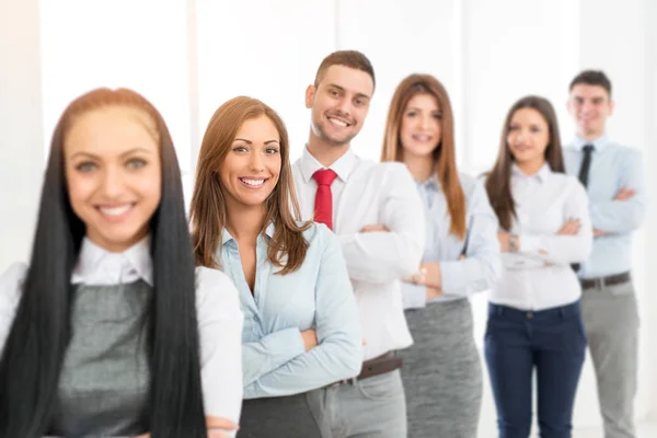 Erfolgreiche Junge Geschäftsfrau Steht Stolz Mit Ihrem Jungen Unternehmerteam Und — Stockfoto